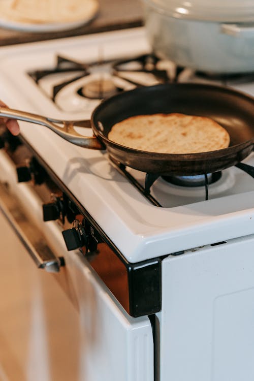 Best non-stick tawa India 2025 - flatbread cooking on tawa