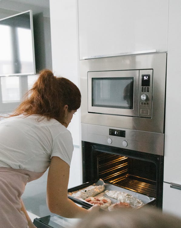 Best OTG oven under 3000 India 2025 - baking in oven