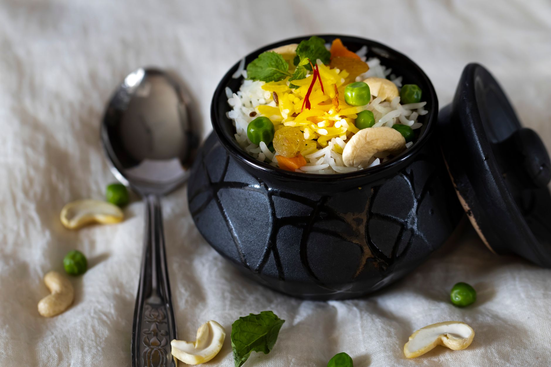 Perfectly cooked Indian rice with peas, cashews and saffron — the kind of result you get with a good electric rice cooker