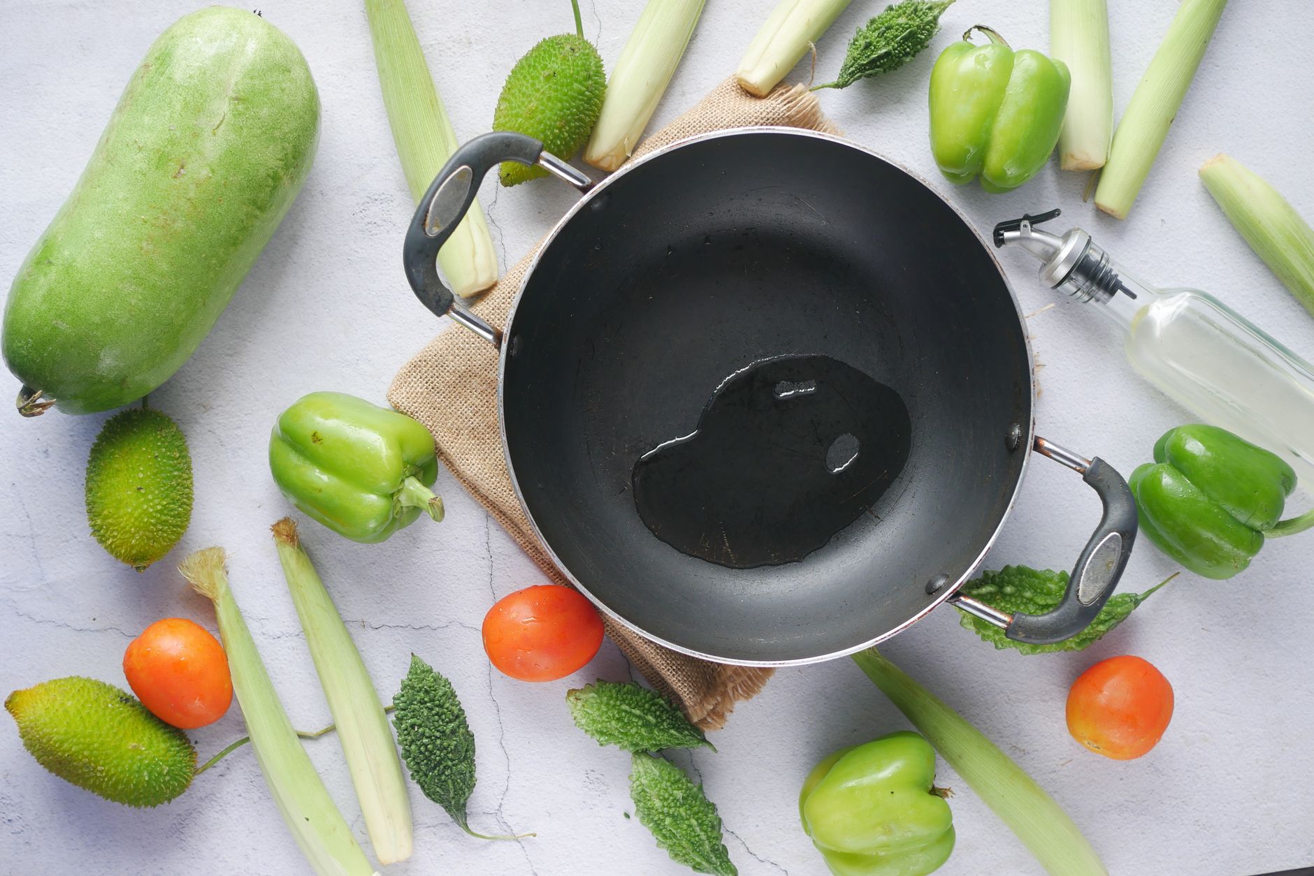 Top view of a wok with vegetables — Bergner non-stick kadai cooking