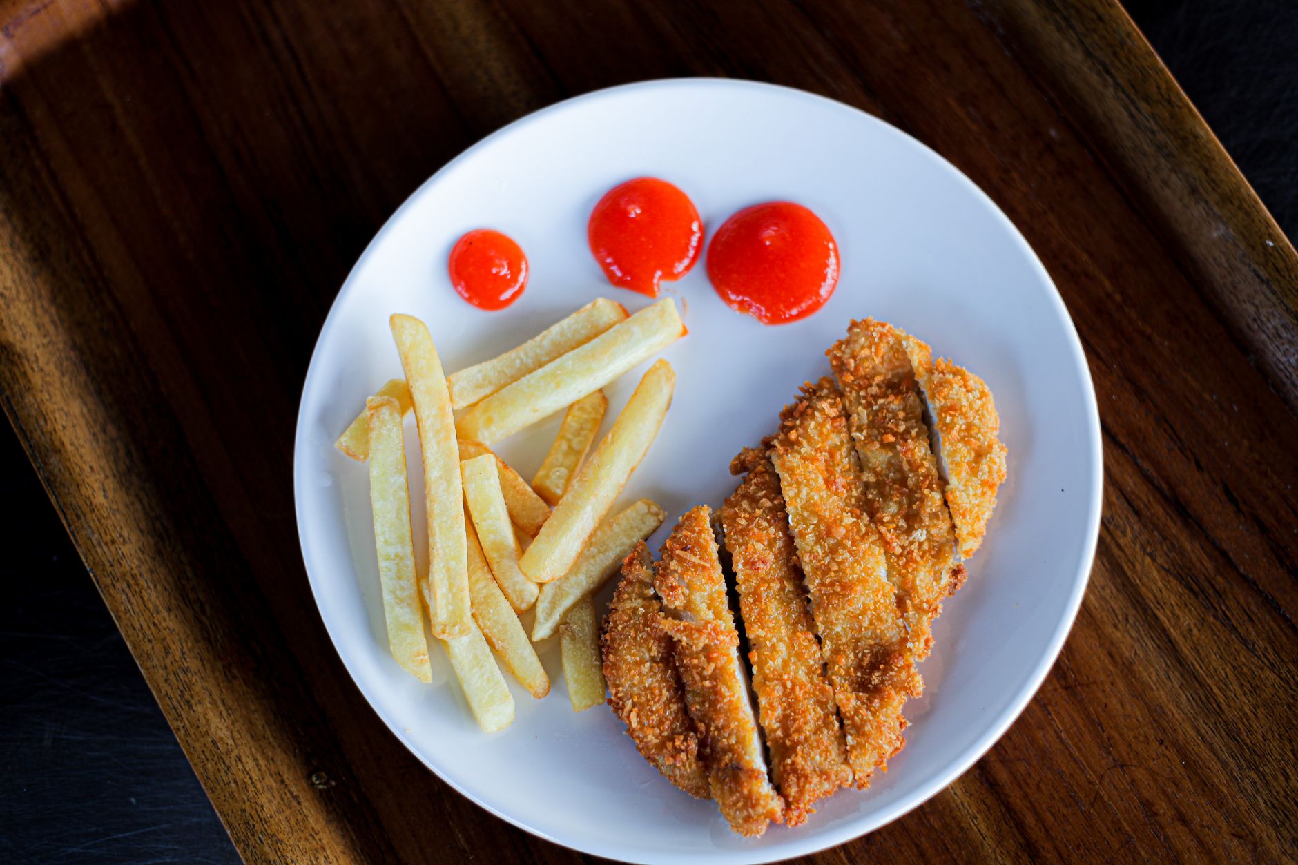 Fried chicken with crispy fries on a plate — typical result achievable in the Prestige PAF air fryer