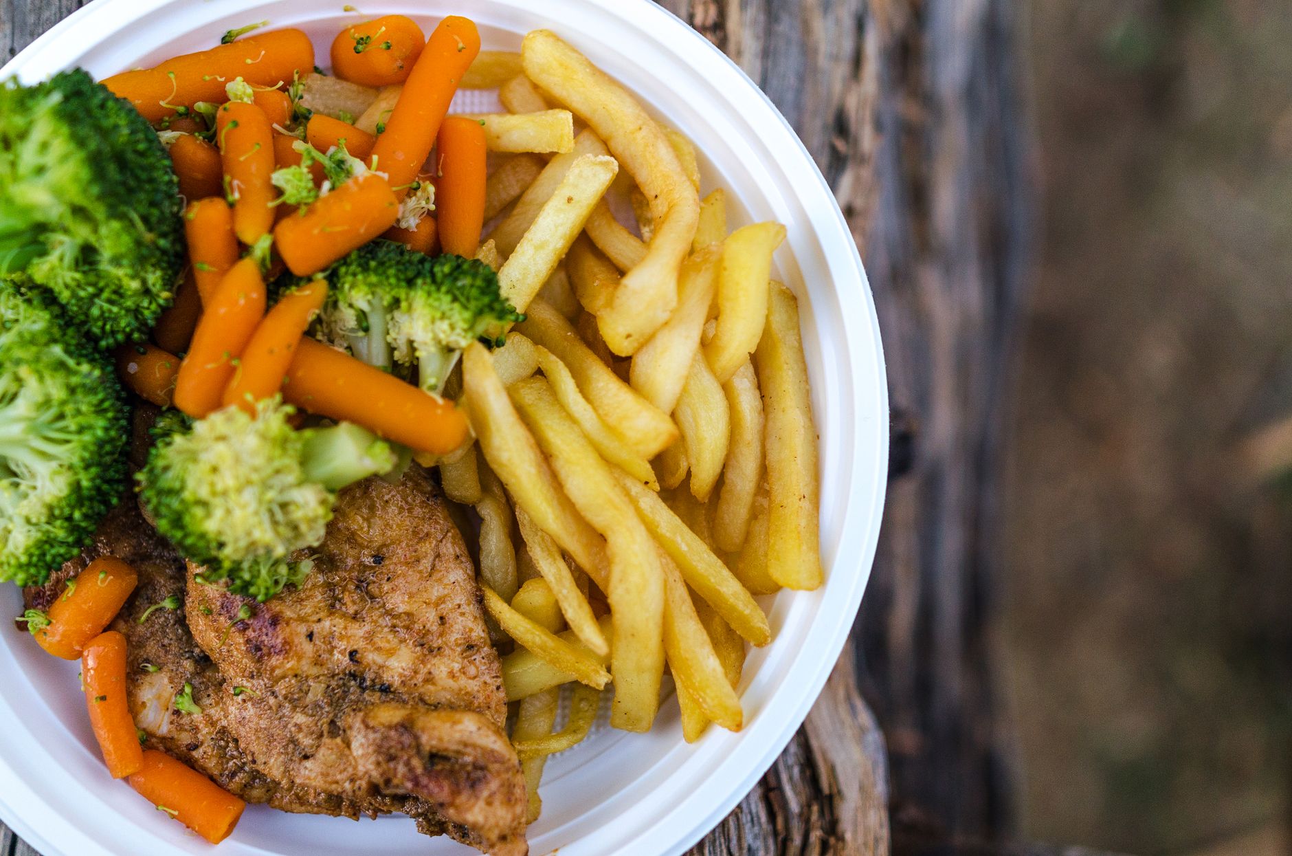 Chicken with vegetables and fries on a plate — healthy meal achievable in the Inalsa Nutri Fry air fryer