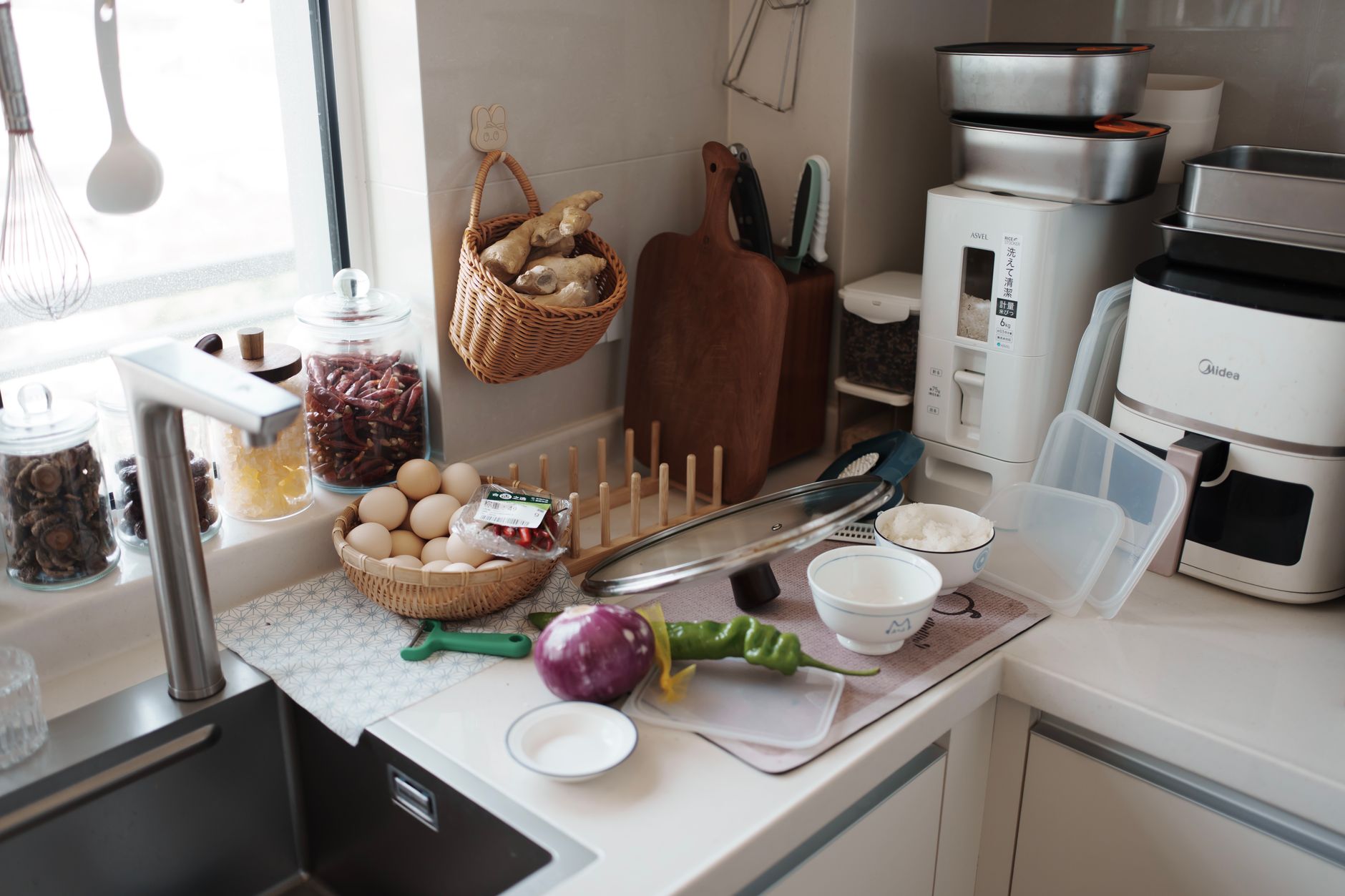 Fresh ingredients on kitchen counter ready for air fryer cooking — Glen air fryer handles a wide range of everyday Indian recipes