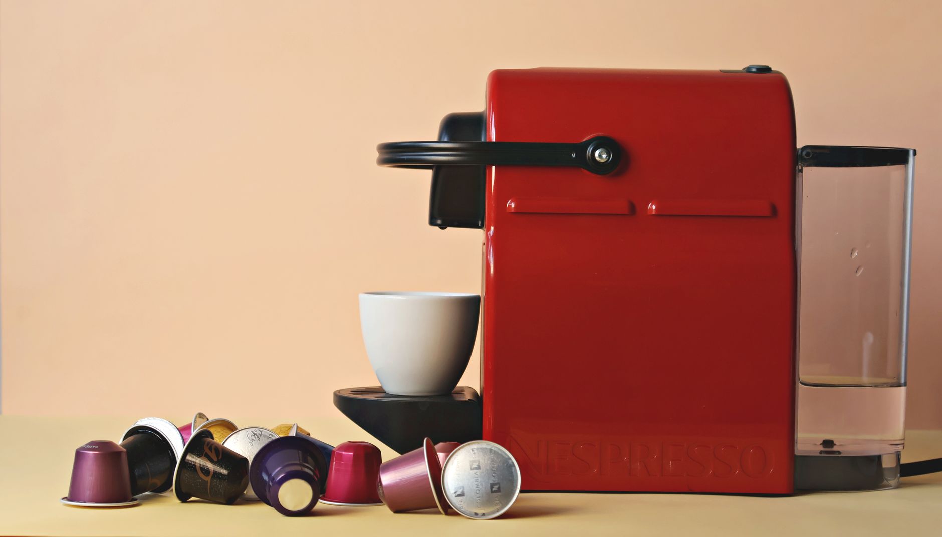 Capsule coffee machine with coffee pods red compact