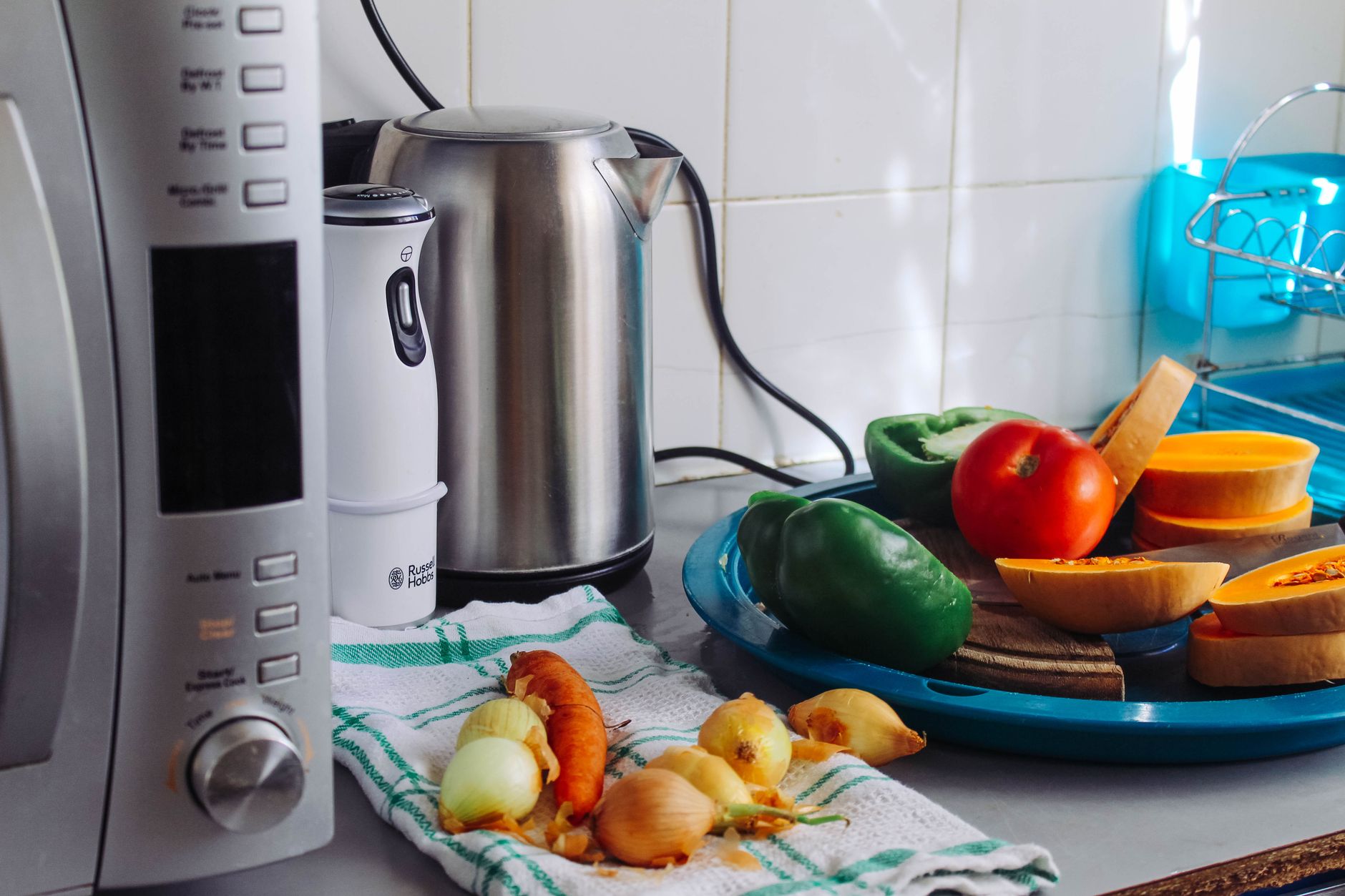 Modern kitchen counter with fresh vegetables — a Bonsenkitchen vacuum sealer fits neatly into a modern Indian kitchen setup