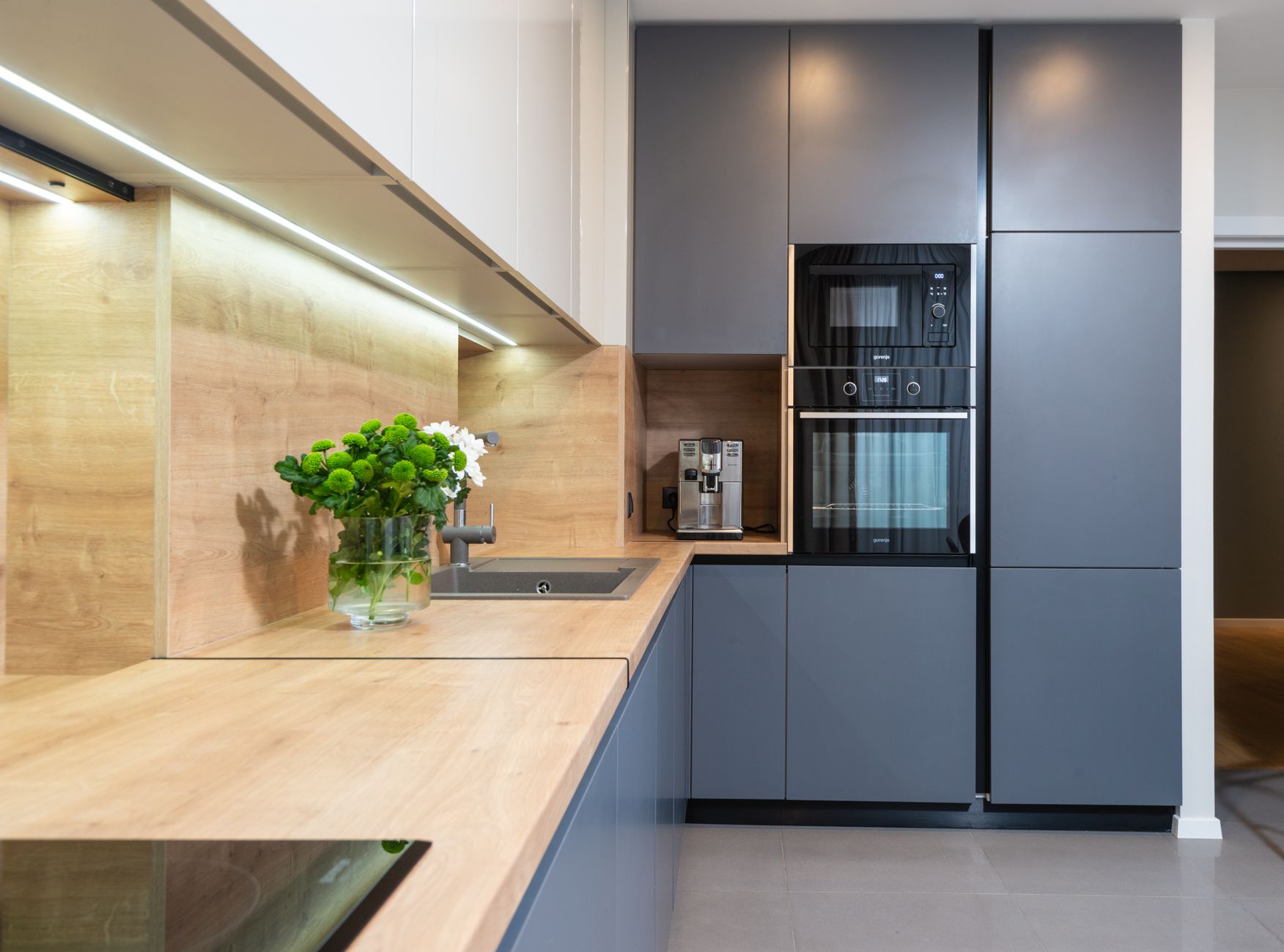 Modern kitchen appliances on countertop — food processor as essential Indian kitchen gadget 2026