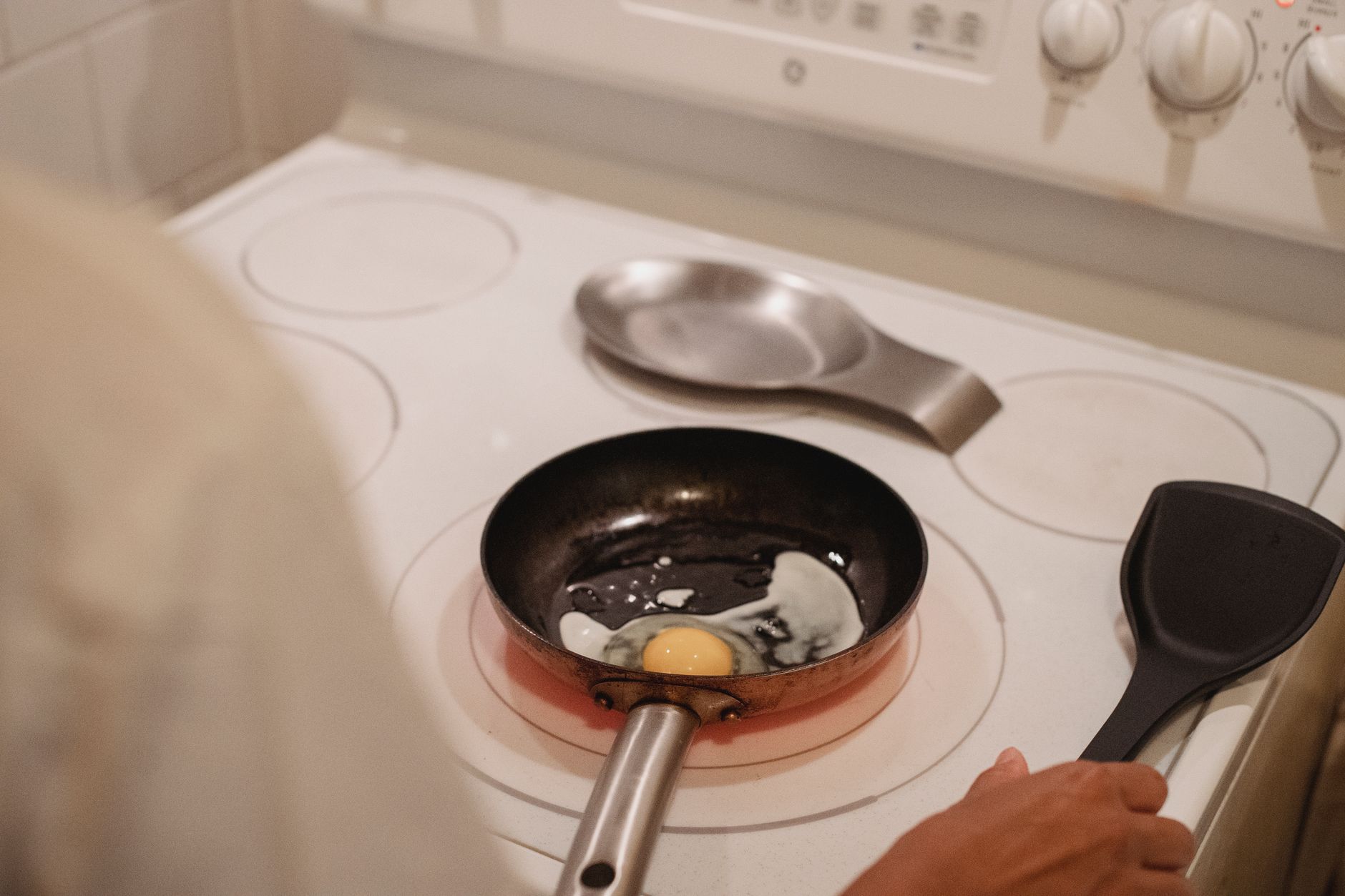Prestige Omega non-stick pan cooking eggs on Indian stove