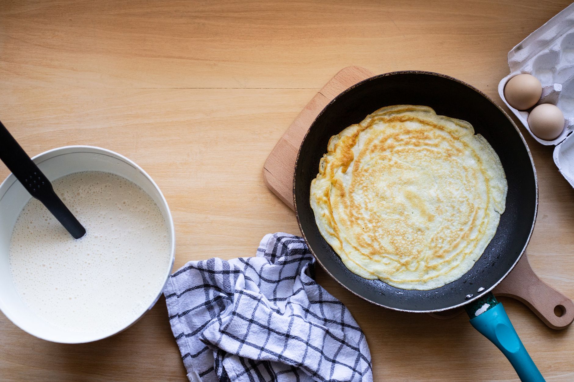 Tefal style non-stick frying pan for making pancakes and crepes with flat base